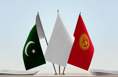 Pakistan Kırgızistan ve beyaz bayraklar belgelerle ayakta