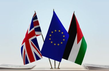 GB Jordan ve eu bayrağı kağıtlarla ayakta