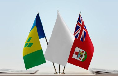 Saint Vincent ve Grenadines Bermuda ve beyaz bayraklar kağıtlarla ayakta  