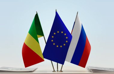 Kongo Cumhuriyeti bayrakları kağıtlarla birlikte duruyor  