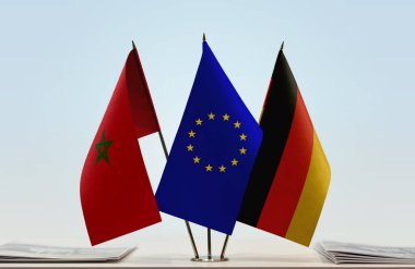 Alman bayrağı kağıtlarla beklemede 