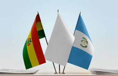 Bolivya Guatemala ve beyaz bayraklar kağıtların yanında.