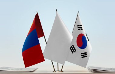 Moğolistan Güney Kore ve beyaz bayraklar kağıtlarla ayakta duruyor