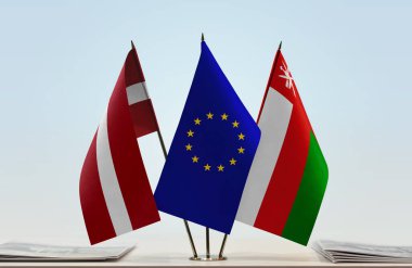 Letonya Oman ve eu bayrağı kağıtlarla beklemede.