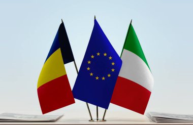 İtalya bayrağı kağıtlarla birlikte beklemede 