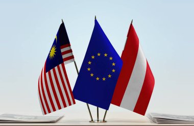 Malezya Avusturya ve eu bayrağı kağıtlarla birlikte beklemede