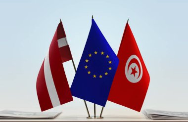 Letonya Tunus ve eu bayrağı kağıtlarla birlikte beklemede