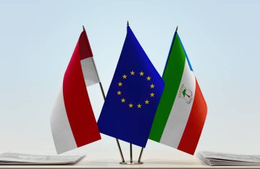 Monaco Ekvator Ginesi ve eu bayrakları kağıtların yanında.