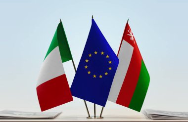 İtalya Umman ve eu bayrağı kağıtlarla ayakta