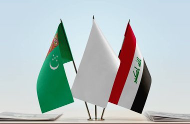 Türkmenistan 'ın bayrakları tezgahta