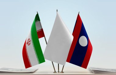 İran, Laos ve beyaz bayraklar masada gazeteler