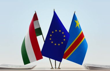 Macaristan DROC ve eu bayrağı kağıtlarla birlikte beklemede