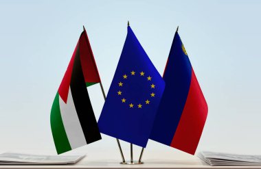 Jordan Lihtenştayn ve eu bayrakları kağıtların yanında  