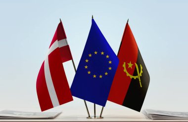 Danimarka Angola ve eu bayrağı kağıtlarla birlikte beklemede