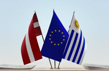 Letonya Uruguay ve eu bayrağı kağıtlarla ayakta