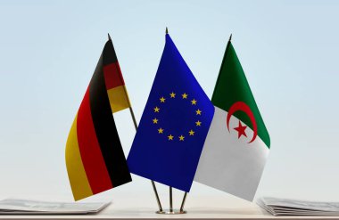Almanya Cezayir ve eu bayrağı kağıtlarla birlikte hazır bekliyor