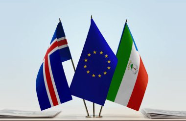 İzlanda Ekvator Ginesi ve eu bayrağı kağıtlarla beklemede