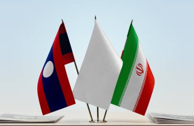  Laos İran ve beyaz bayraklar kağıtlarla ayakta