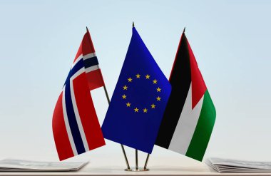 Norveç Ürdün ve eu bayrakları kağıtlarla ayakta