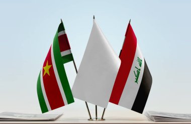 Surinam, Irak ve beyaz bayraklar kağıtlarla ayakta  