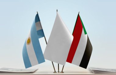 Arjantin Sudan 'ın bayrakları tezgahta.   