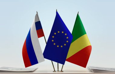 Rusya ROC ve eu bayrağı kağıtlarla birlikte hazır bekliyor