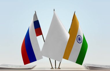 Hindistan, Rusya ve beyaz bayraklar kağıtlarla ayakta  