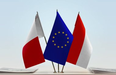 Malta Endonezya ve eu bayrakları kağıtların yanında