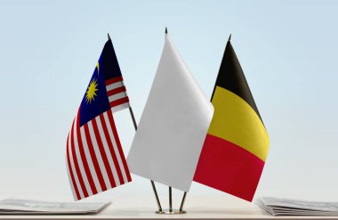 Belgelerle birlikte Malezya Belçika bayrakları