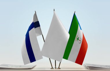 Finlandiya Ekvator Ginesi bayrakları kağıtlarla birlikte duruyor