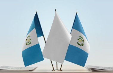  Guatemala ve beyaz bayraklar kağıtlarla ayakta
