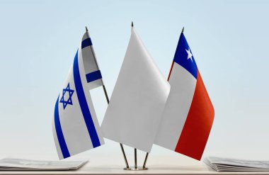 İsrail, Şili ve beyaz bayraklar kağıtlarla ayakta
