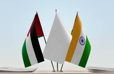 Hindistan, Filistin ve beyaz bayraklar kağıtlarla ayakta duruyor  