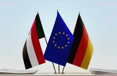 Alman bayrağı kağıtlarla beklemede 