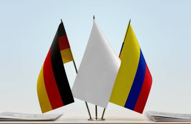 Alman bayrağı kağıtlarla beklemede 