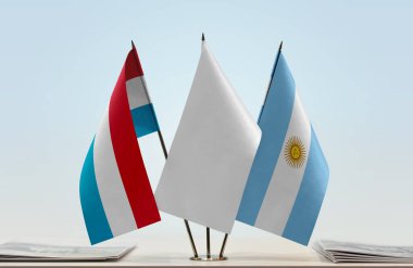  Beyaz bayraklar ve kağıtlar.  