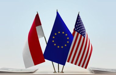 Monaco USA ve eu bayrakları kağıtlarla ayakta