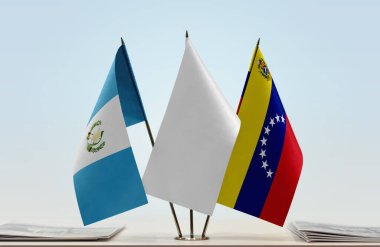 Venezuela, Guatemala ve beyaz bayraklar kağıtların yanında.