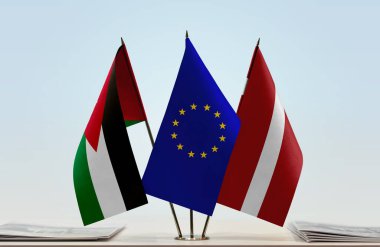Ürdün Letonya ve eu bayrakları kağıtlarla ayakta  