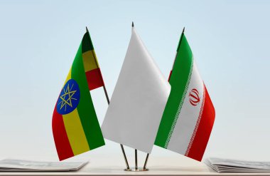 Etiyopya İran ve beyaz bayraklar belgelerle ayakta  