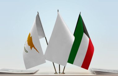 Kıbrıs Rum Kesimi, Kuveyt ve beyaz bayraklar belgelerle ayakta