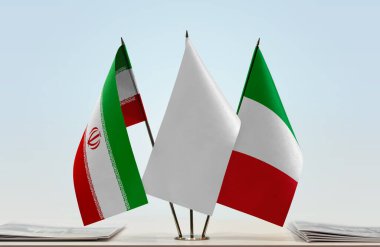 İtalya bayrağı kağıtlarla birlikte beklemede 