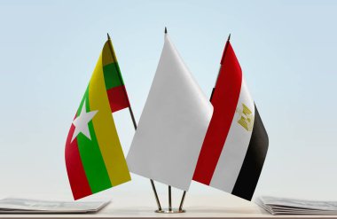 Myanmar ve Mısır bayrakları tezgahta.   
