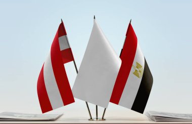 Avusturya, Mısır ve beyaz bayraklar kağıtlarla ayakta