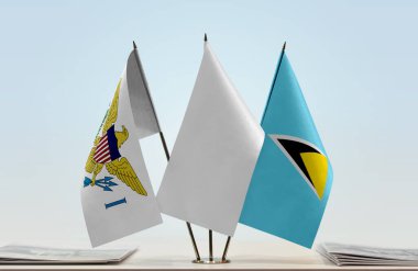 Saint Lucia, ABD Virjin Adaları ve beyaz bayraklar kağıtlarla hazırda bekliyor.