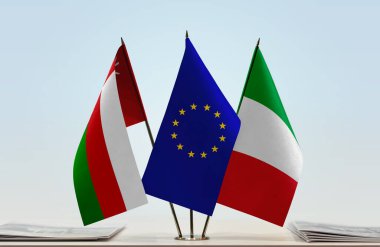 Umman İtalya ve eu bayrağı tezgahta kağıtlarla