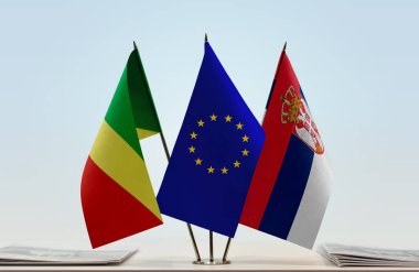 Kongo Cumhuriyeti bayrakları kağıtlarla birlikte duruyor  