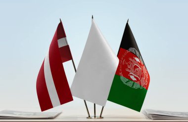 Letonya, Afganistan ve evraklarla birlikte beyaz bayraklar