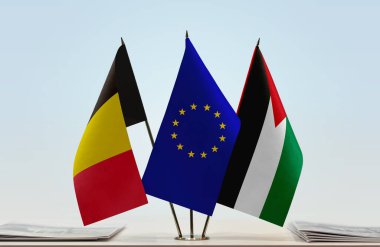 Belçika 'nın Filistin bayrakları kağıtlarla beklemede  