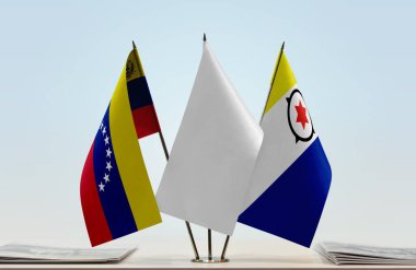 Venezuela, Bonaire ve beyaz bayraklar kağıtlarla ayakta